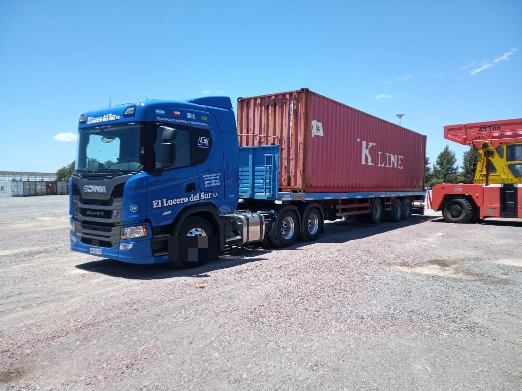 Scania Super nuevo de El Lucero del Sur con contenedor