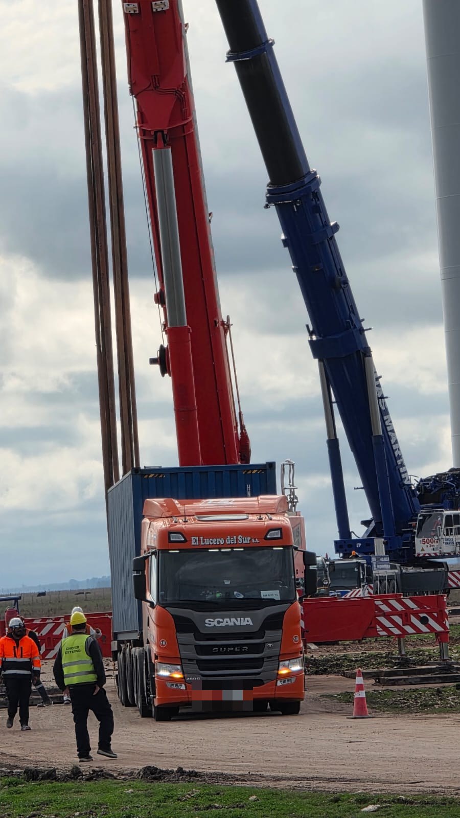 Unidad nueva operando en una obra con gruas de gran porte