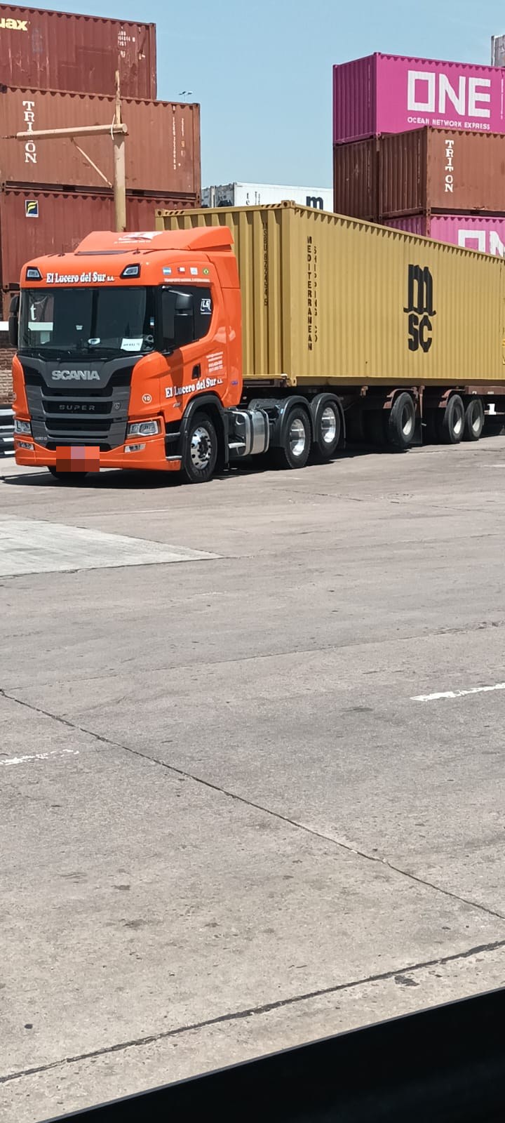 Unidad nueva retirando un contenedor en el puerto
